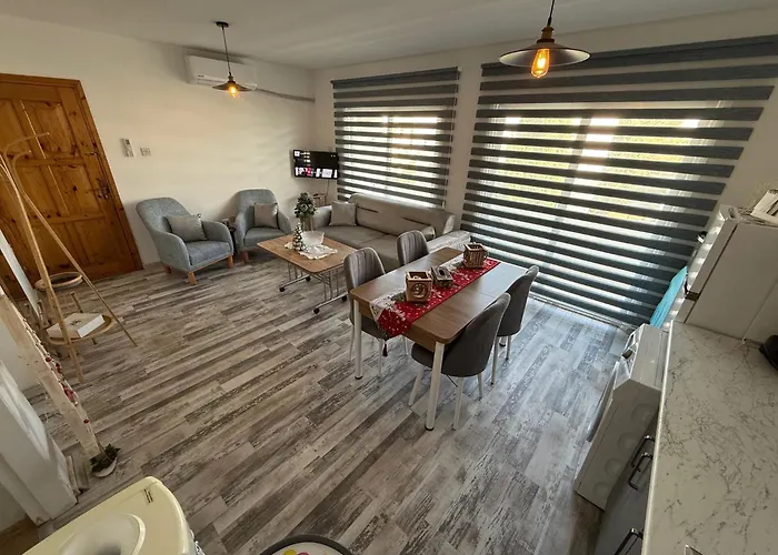 3 Bedroom Opposite Kyrenia Harbor アパート キレニア