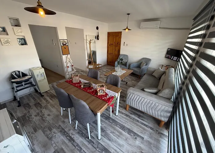 3 Bedroom Opposite Kyrenia Harbor アパート